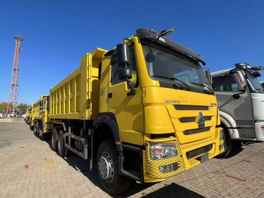 4 units howo dump truck loaded on the ship for Ghana Customer 4 units howo dump truck loaded on the ship for Ghana Customer